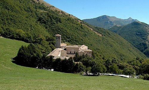 25.05: Abbazia di Fonte Avellana e pranzo di pesce a Marotta Gite 1 giorno